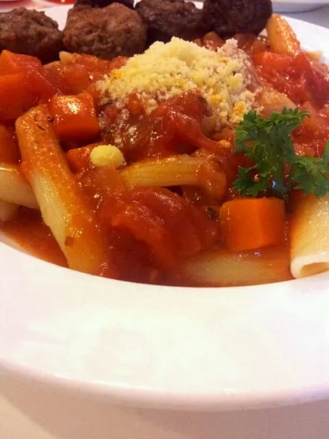 pasta with tomatoe sauce and meatball|christabel limさん