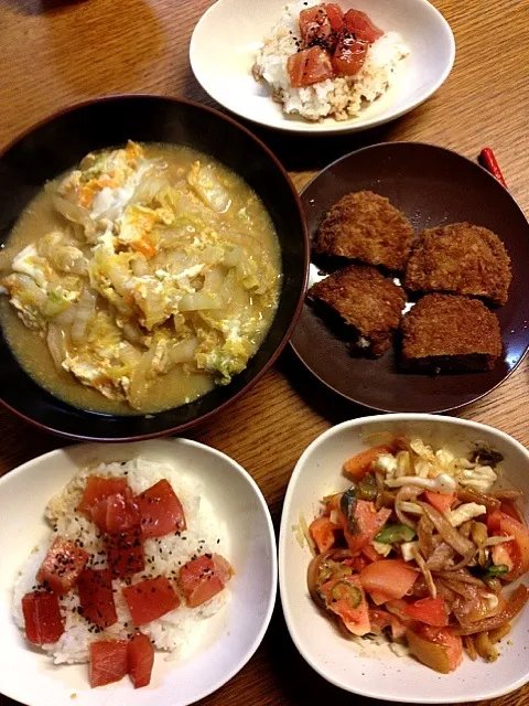 ★まぐろのづけ丼★白菜の卵とじ★サラダ★メンチカツ(惣菜)|三宅 里美さん