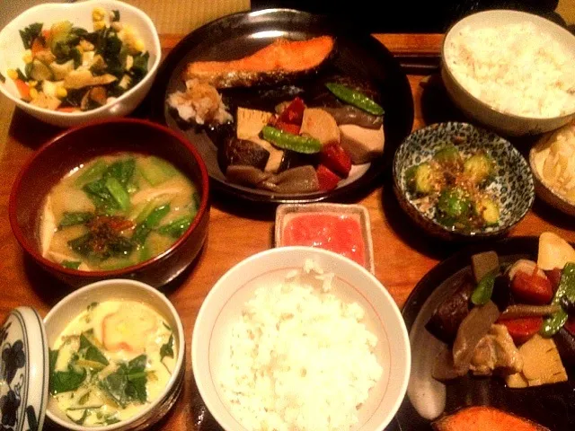 ワカメと大豆と大和芋のサラダとお煮染めと油揚げと小松菜のお味噌汁と梅胡瓜の鰹節がけと茶碗蒸しとや焼き鮭といかめんたい|トキロックさん