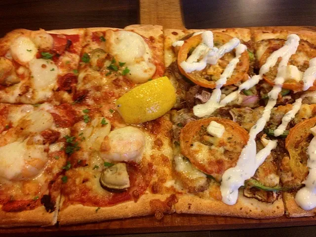 Mediterranean lamb & Seafood pizza|Nicholas Tayさん