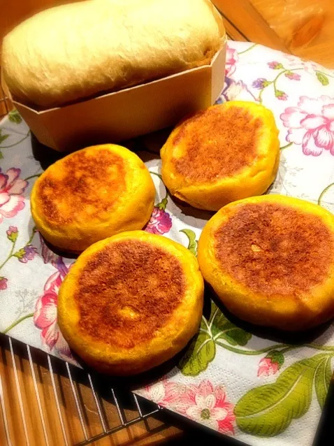 フライパンと無水鍋でカボチャマフィンと食パン|ひとみさん