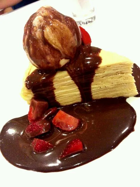 layer crepes cake with choco berry|evi yapiraさん