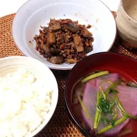 Snapdishの料理写真:ごぼうと納豆の豚ひき肉炒め、赤かぶとせりの汁物|wakakoさん