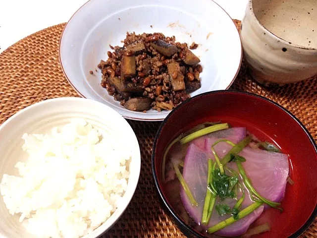 ごぼうと納豆の豚ひき肉炒め、赤かぶとせりの汁物|wakakoさん