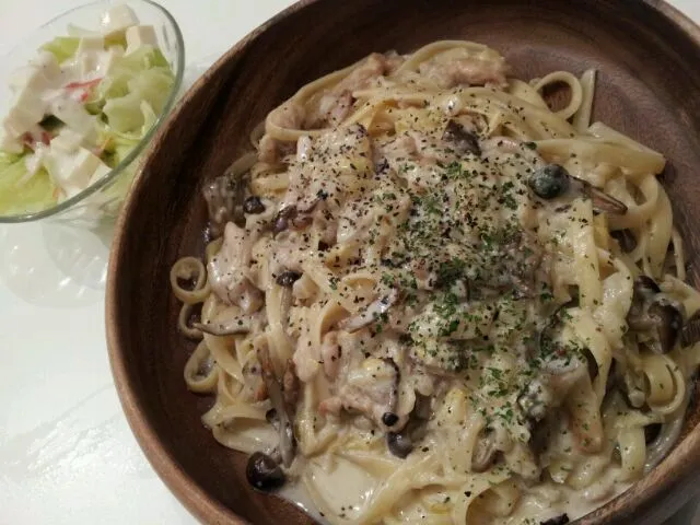 Snapdishの料理写真:にゅぱぺぴー(スパゲティの事)by末っ子☆あっキノコと白菜のクリームパスタです。|shinoさん