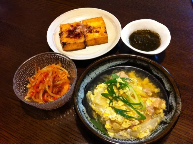 Snapdishの料理写真:鶏肉と白菜の玉子とじ、焼き厚揚げ、もやしのキムチ和え、もずく酢|きりママさん