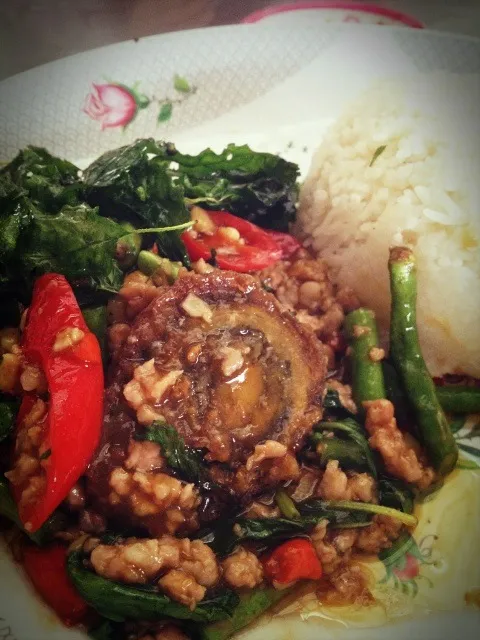 Fried century egg stir fried with spicy minced pork and crispy basil|Prae~*さん