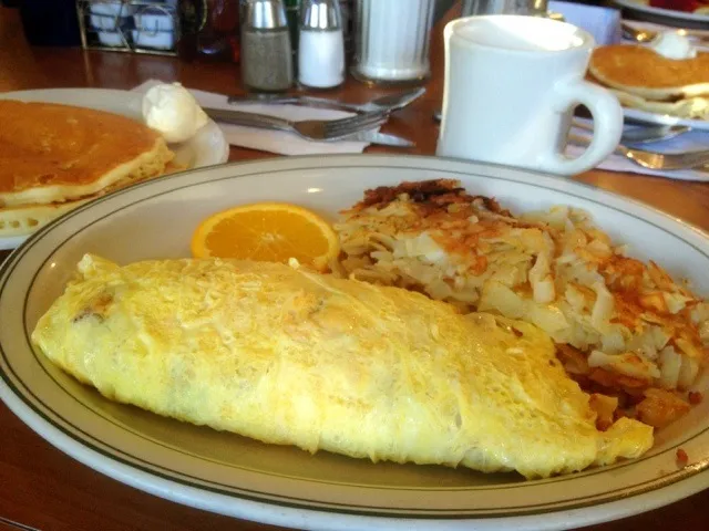 Snapdishの料理写真:Bacon, cheese and onion omlette and pancakes|chan mitsuさん