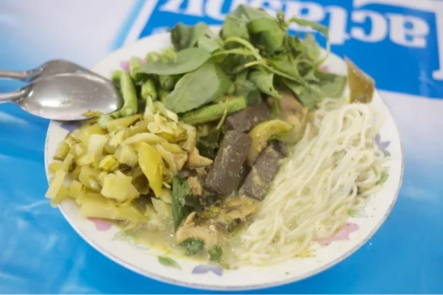 ขนมจีนแกงเขียวหวาน カノムチンのグリーンカレーがけ。野菜てんこ盛りでなんだかよくわかりませんが…。カノムチンというのはタイ独特のコシがない米麺のことです。野菜てんこ盛りにしてたべます。|msdsystemさん