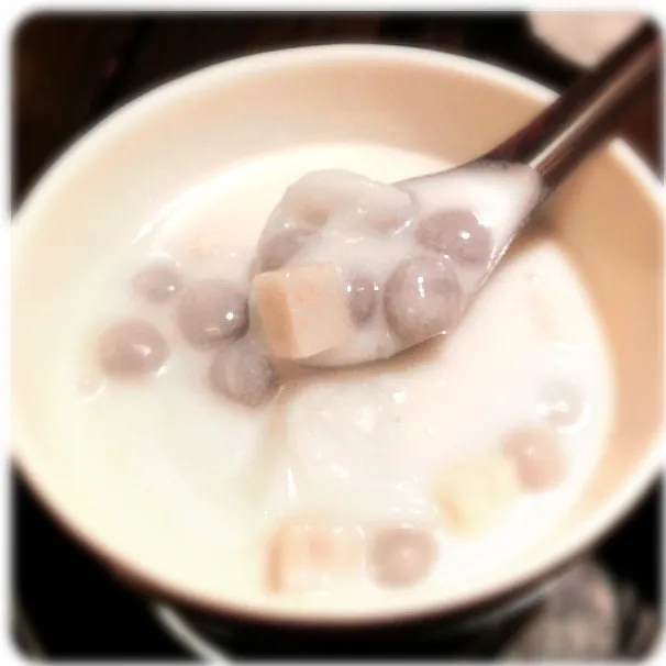 Snapdishの料理写真:Bua Loi with young coconut บัวลอยมะพร้าวอ่อน|@bangkokさん