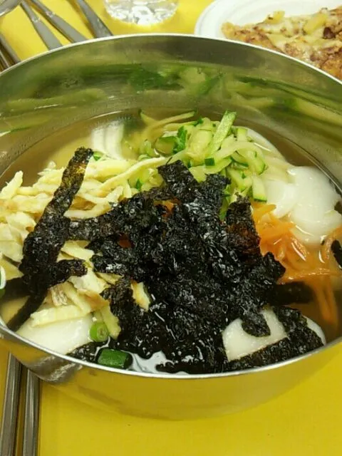 떡국..ending a stressful day with some traditional korean food.|nana kimさん