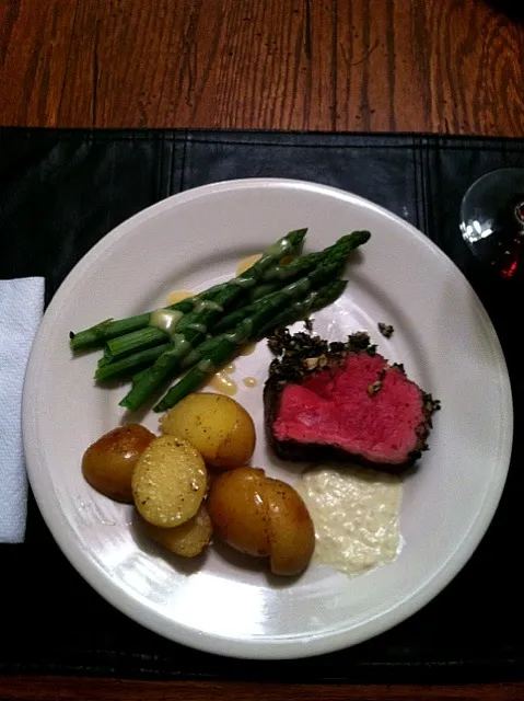 Rosemary and thyme tenderloin roast with pan-roasted potatoes and asparagus  w/ hollandaise sauce|kathy littmanさん