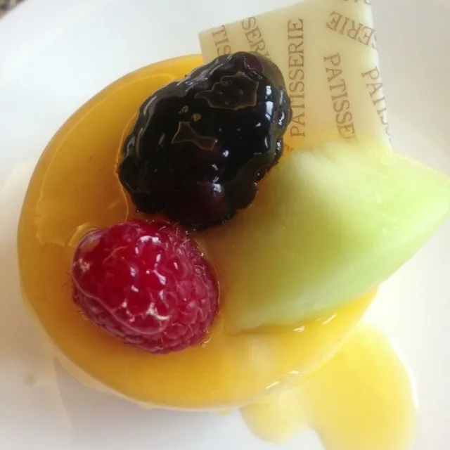 Lemon cake with fruit topping!|Len R Ortegaさん