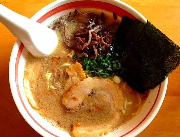 Snapdishの料理写真:豚骨ラーメン|ichineiさん