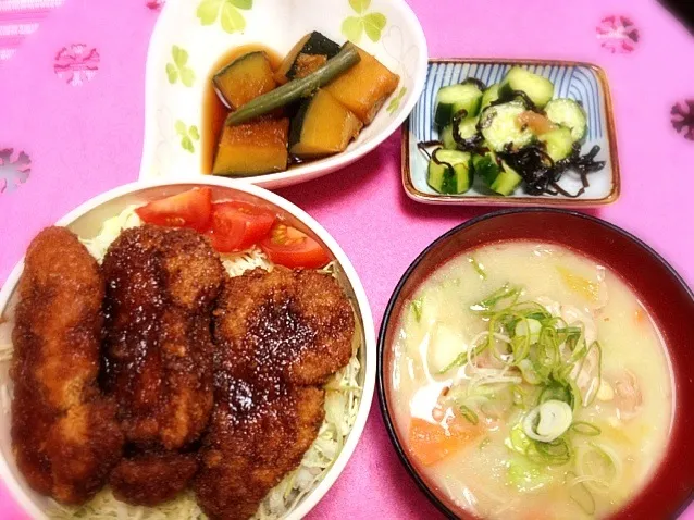 ソースカツ丼、カボチャの煮物、野菜たっぷり味噌汁、胡瓜の漬物🌟|ゆぅこさん