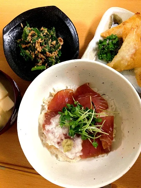 tama家のまぐろの漬け丼・春菊とツナのからしあえ・長ネギとじゃがいもとチーズのカリカリあげ|tamaさん