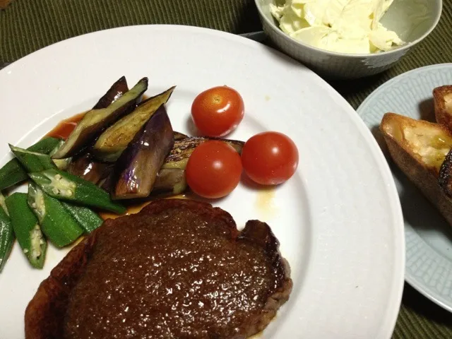 Snapdishの料理写真:ステーキ用のヒレ肉が半額だったので。大根おろしの和風ソース。|ぺんぎんさん