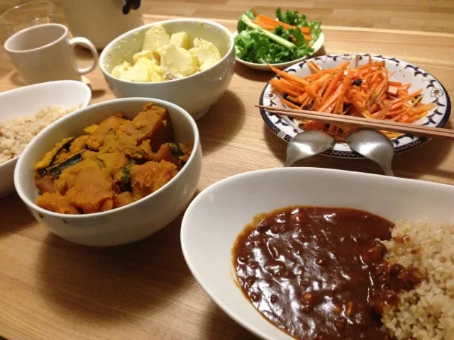 風邪でダウンしただんなさんのためにしょうがとにんにくたっぷりのひき肉豆カレー、じゃがいものアーリオオーリオ、にんじんとレーズンのサラダ、普通のサラダ、かぼちゃ煮物。食べたら体が熱い！|うみちづさん