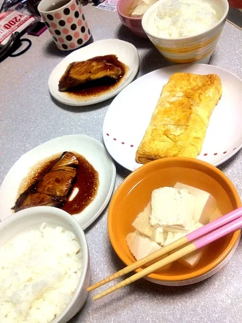 Snapdishの料理写真:ぶりの照り焼き、出し巻きたまご、湯豆腐|９３さん