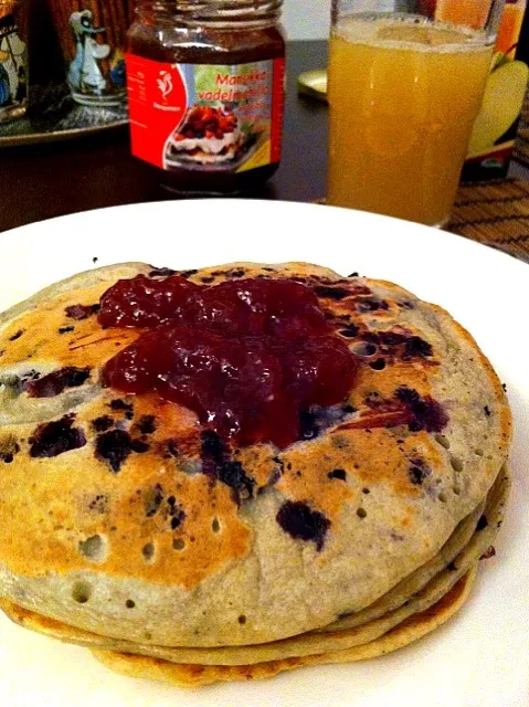 blueberry pancake with strawberry+raspberry jam|keiko mashimaさん