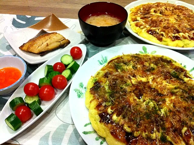 フライパンジャンボお好み焼き〜餅入り豚玉・ホッケ干物・蟹内子・ミニトマトとキュウリ・大根人参味噌汁|まーままさん