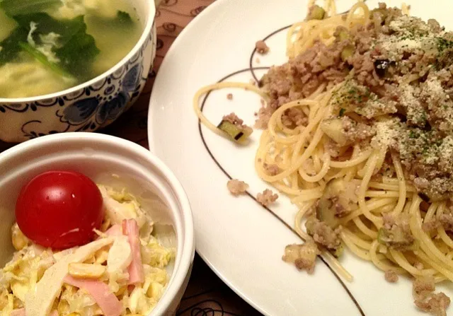 茄子と挽肉のパスタ  白菜サラダ  ほうれん草と卵のスープ|ikukoさん