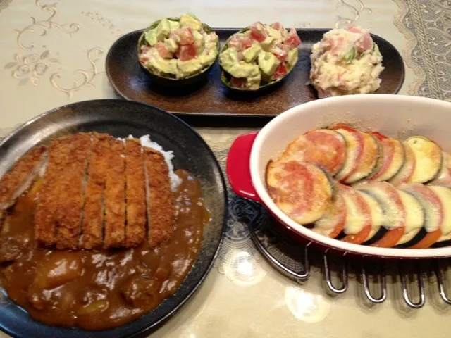 Snapdishの料理写真:チキンカツカレー。アボカドとマグロとトマトの明太子ソース和え。ポテトサラダ。ナスとトマトのチーズ焼き。|井上 恵里子さん