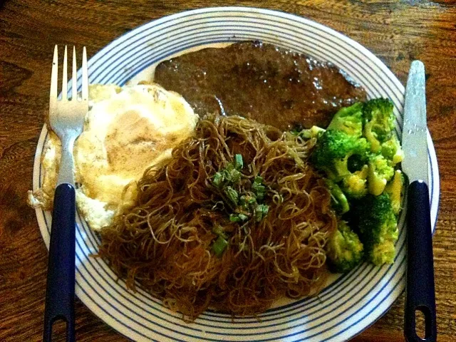 Fried noodles with beef steak|Eveさん