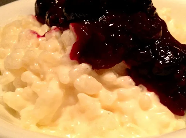 Vanilla rice pudding with black cherry compote.|Dean M Rogersさん