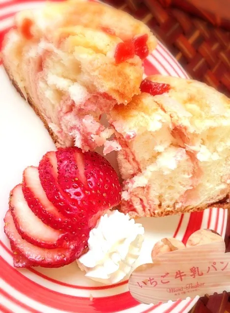 Strawberry milk bread🍓いちご牛乳パン Mont-Thabor|🌈Ami🍻さん