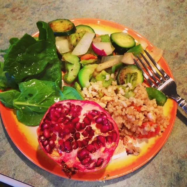 Mixed vegetables, fried brown rice, spinach & lemon, and half a pomegranate|Gaby Cさん