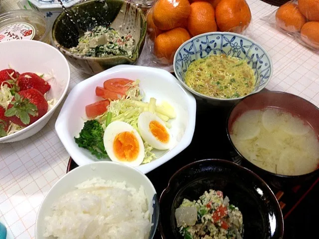 Snapdishの料理写真:サラダ  かじめの味噌汁  およごし(白和え)  納豆|高田恵子さん