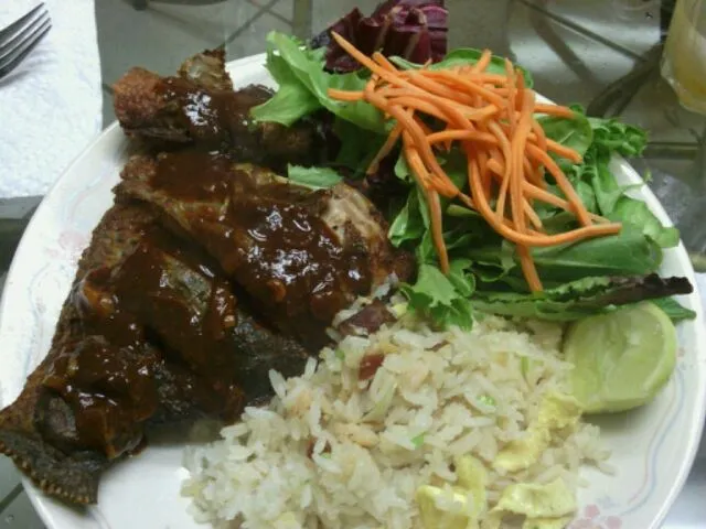 fried tilapia & rice with greens|scrumptuouslifeさん