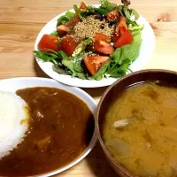 Snapdishの料理写真:カレーライス サラダ 味噌汁|n.nさん