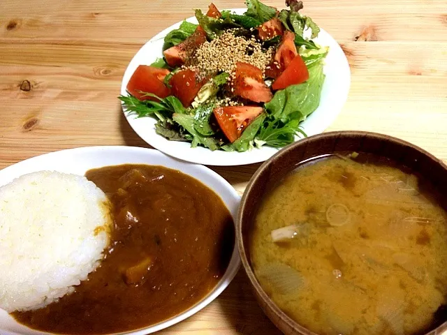 Snapdishの料理写真:カレーライス サラダ 味噌汁|n.nさん