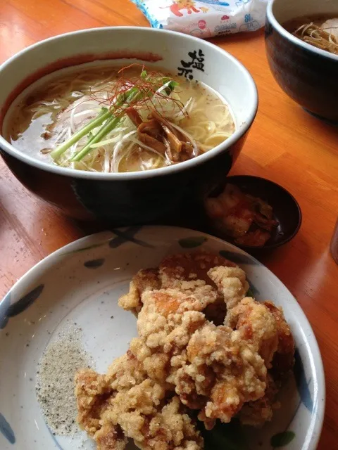 Snapdishの料理写真:天然塩ラーメンとからあげ|やんりゅうさん