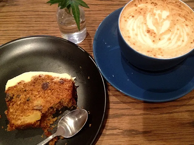 Carrot cake with cream cheese icing & Soy chai latte|Shanel Catastiさん