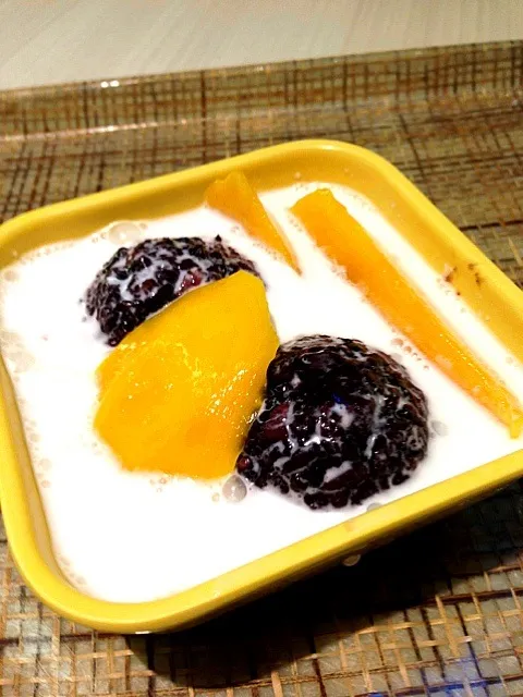 Snapdishの料理写真:Honeymoon Dessert - Black Glutinous Rice with Mango|sweeettooothさん