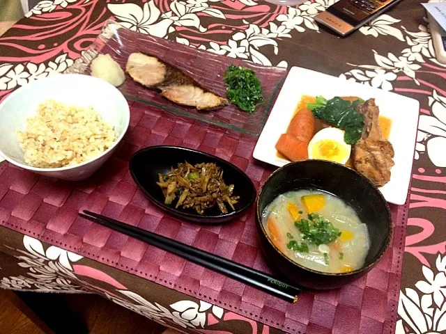 ぶりの塩麹焼きnせりの塩麹ナムルnごぼうとしょうがと挽肉のごはんのおともn大根と手羽元の煮物n根菜おみそしる！|SAYAKAさん