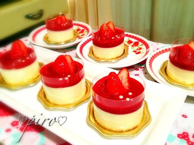 Snapdishの料理写真:🍓ババロア いちごソース  🍓 Bavarian cream. Strawberry sauce|ピロさん