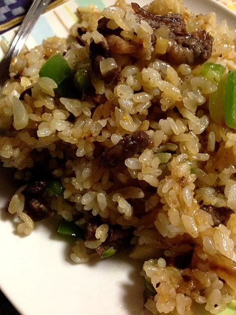 中途半端に余った？炊飯ジャーでかたくなりつつある飯使い(-｡-;ニンニク玉ねぎ牛肉ピーマンの焼き飯（＾∇＾）|くめさん