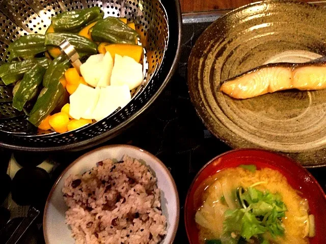 Snapdishの料理写真:お赤飯、玉ねぎとキャベツのお味噌汁、銀ダラの味醂漬、温野菜|matsuura rikaさん