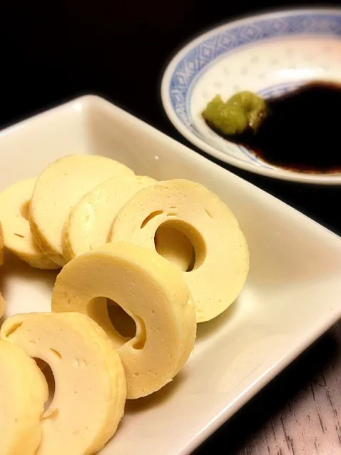 お土産の竹輪豆腐。わさび醤油で。|晴雨さん