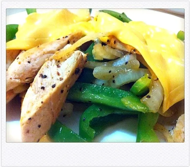 Chicken fajitas, topped with Smokey BQQ cheese|Jorge Bernal Márquezさん