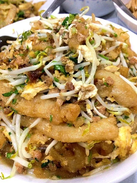 Fried fish maw with bean sprouts by mom.  Aroi mak mak(very yummy)|yooyさん