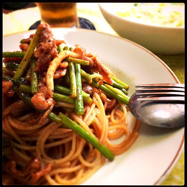 今日のトモコンダテは豚肉とにんにくの芽の赤味噌仕立てパスタ、キャベツともやしのミルクスープ♪|🇯🇵ともこちゃん。さん