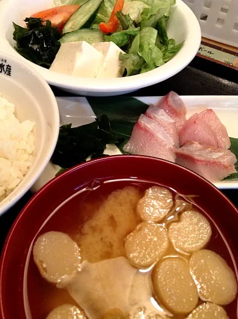 Snapdishの料理写真:寒ブリの刺身と、野菜サラダ #昼ごはん #昼飯|Takashi H.さん