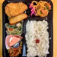 Snapdishの料理写真:日替わり幕の内弁当|たんぽぽ娘さんさん