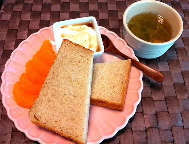 全粒粉黒糖パンの朝ご飯|有山さん