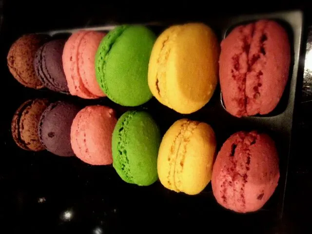 macaroon .... i like the chocolate one|evi yapiraさん